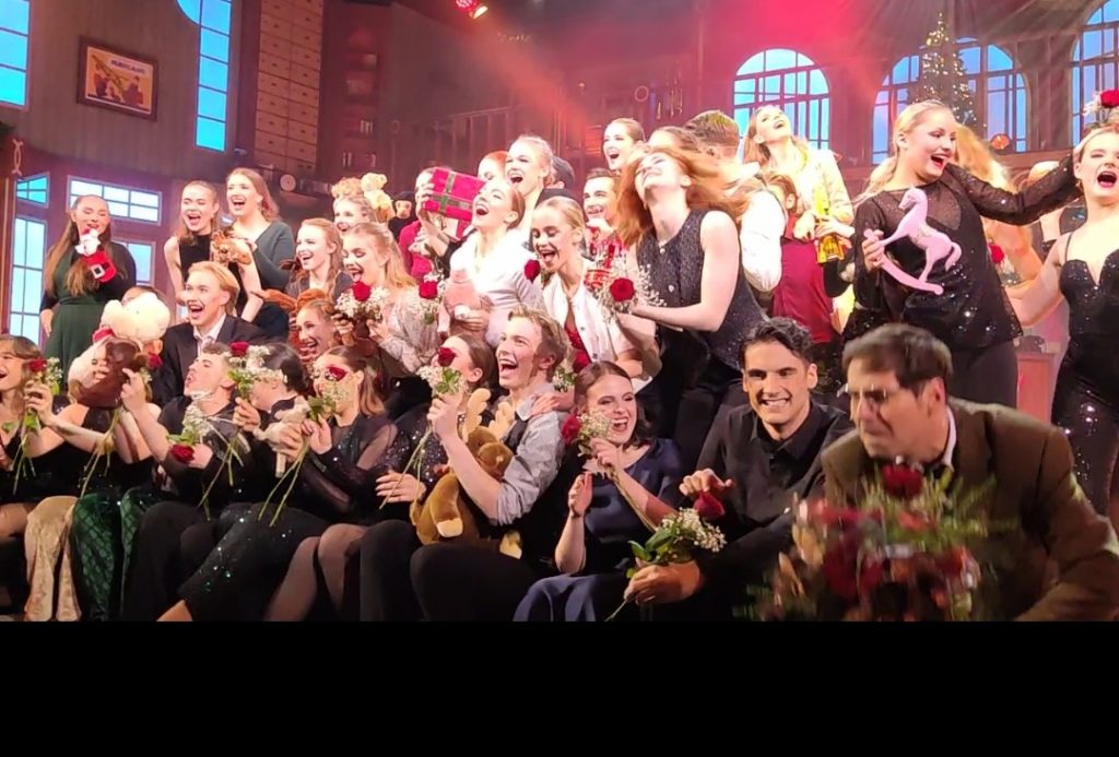 Junge Darsteller feiern die Derniere der großen Weihnachtsshow 2025