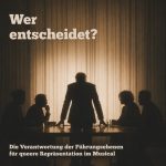 Silhuetten von einem stehenden Mann, der zu seinen Mitarbeitern spricht.